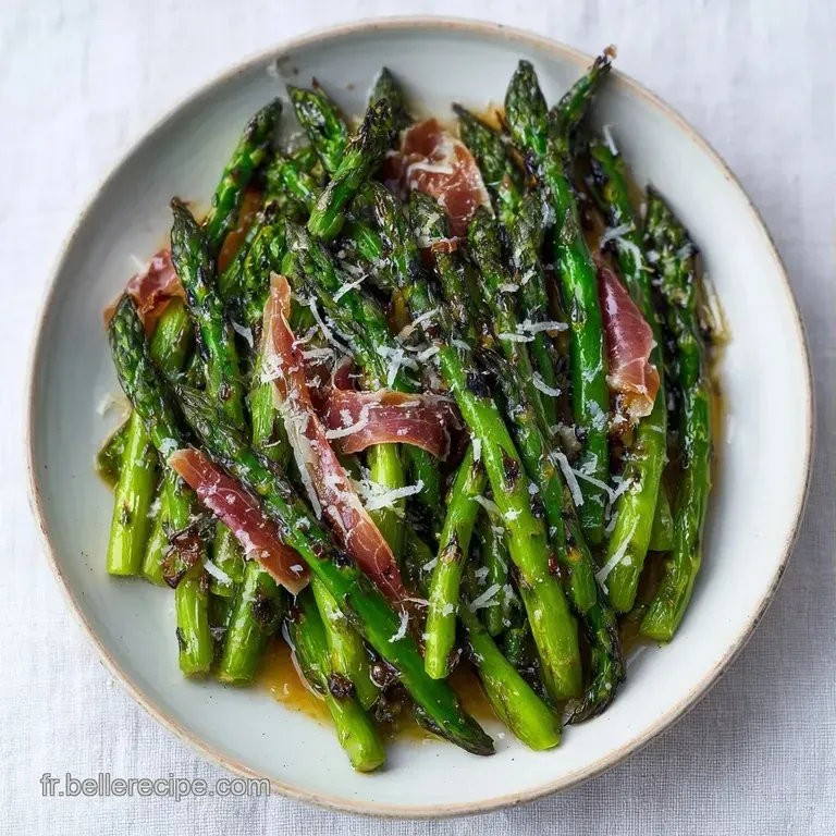 Asperges d'un vert vif align&eacute;es avec soin, drap&eacute;es de coppa ros&eacute;e et saupoudr&eacute;es de copeaux de parmesan fondants.