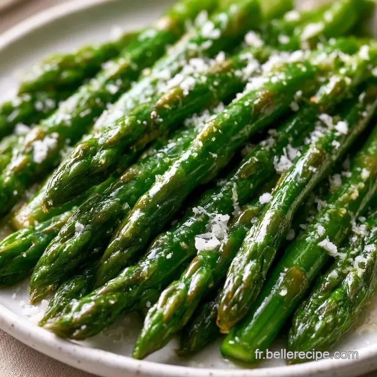 Asperges vert vif align&eacute;es avec pr&eacute;cision, napp&eacute;es d'un beurre fondu dor&eacute; et d&eacute;cor&eacute;es de quelques herbes fra&icirc;ches.