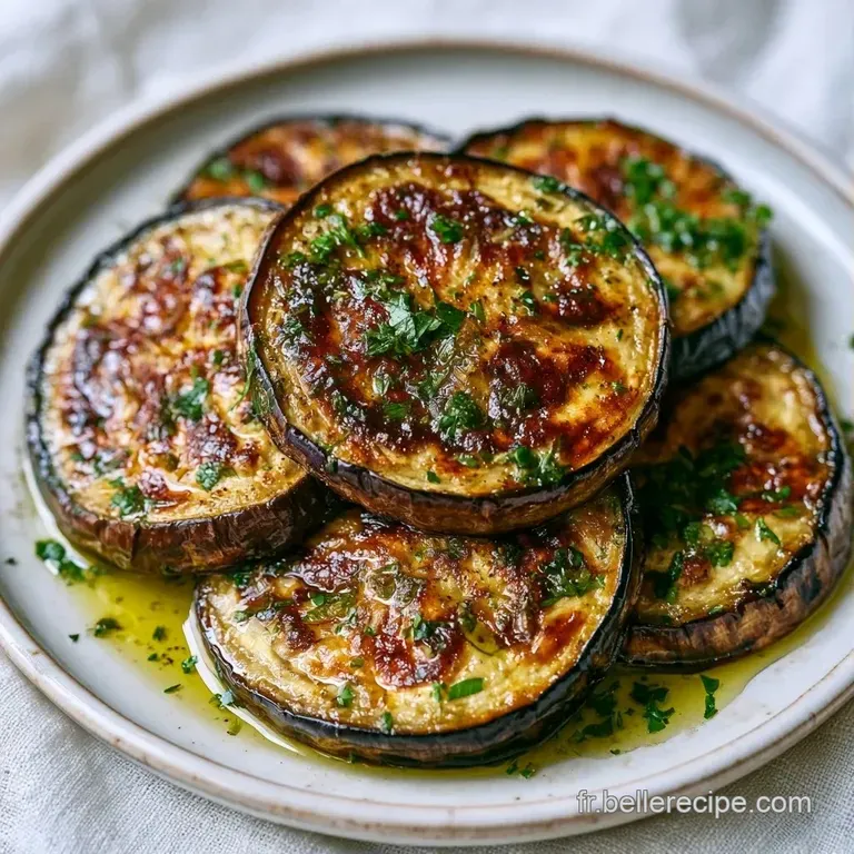 Tranches d'aubergines fondantes et grill&eacute;es, dress&eacute;es avec soin, agr&eacute;ment&eacute;es d'un filet d'huile et de persil cisel&eacute;.