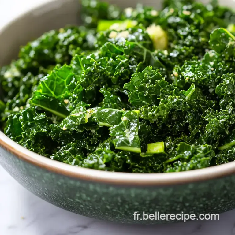 Chou Kale Saut&eacute; &Agrave; La Lyonnaise Lardons Et Oeuf Poch&eacute; presentation