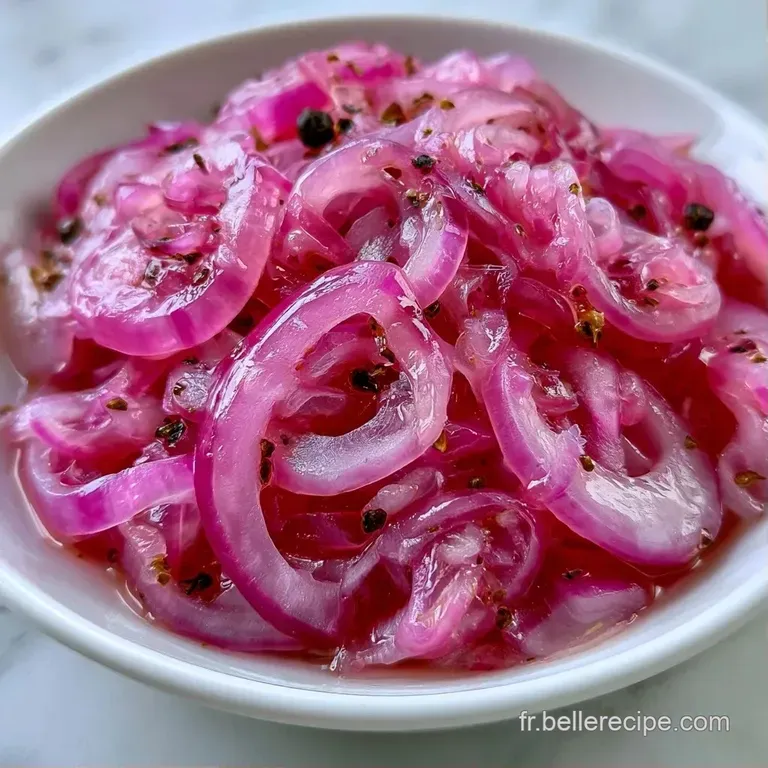 Quelques lamelles translucides rose magenta d&eacute;licatement pos&eacute;es sur un plat, refl&eacute;tant la lumi&egrave;re avec &eacute;clat.